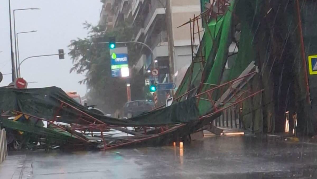 Κακοκαιρία στην Αθήνα: Κατέρρευσε σκαλωσιά πολυκατοικίας στον Πειραιά - Δείτε φωτογραφίες και βίντεο