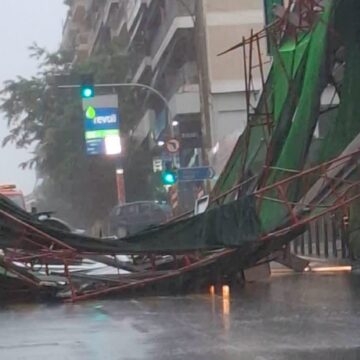 Κακοκαιρία στην Αθήνα: Κατέρρευσε σκαλωσιά πολυκατοικίας στον Πειραιά – Δείτε φωτογραφίες και βίντεο