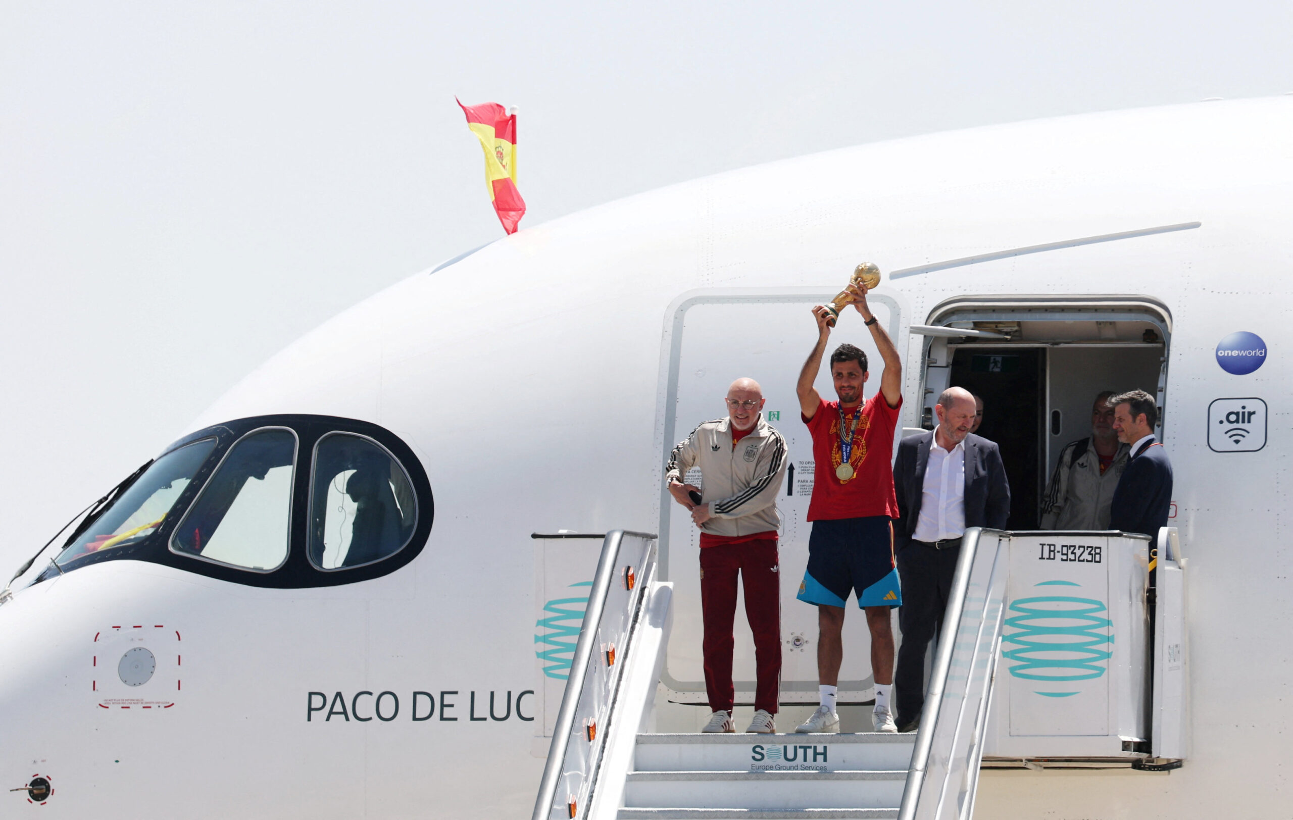 Soccer Football - FIFA World Cup 2026 - Spain players return to Madrid after winning the World Cup - Madrid, Spain - July 20, 2026 Spain's Rodri, coach Luis De La Fuente and Royal Spanish Football Federation President Rafael Louzan with the World Cup trophy during the team's arrival at Madrid TPX IMAGES OF THE DAY