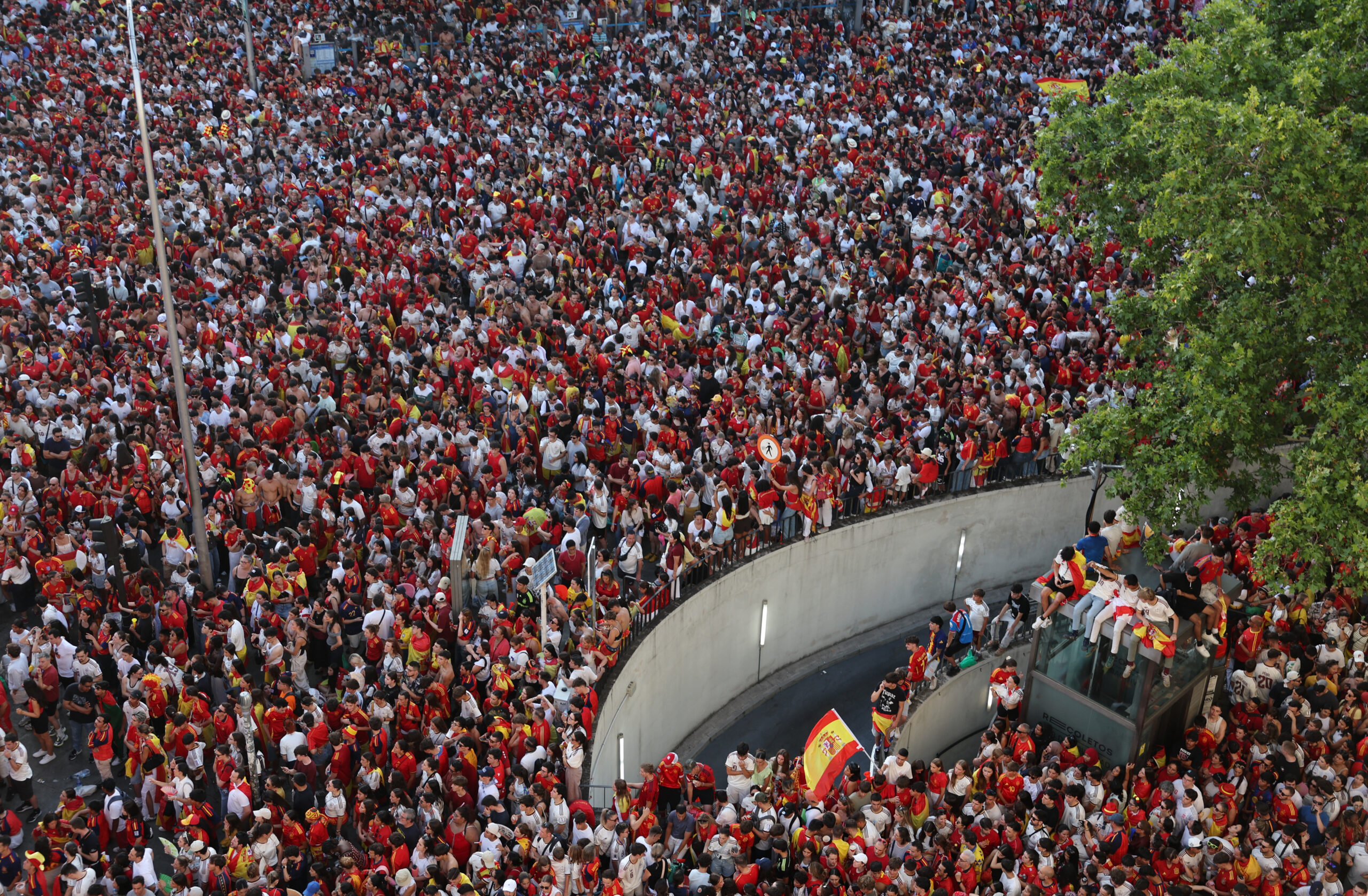 Soccer Football - FIFA World Cup 2026 - Spain Victory Parade - Madrid, Spain - July 20, 2026 Spain fans gather at Cibeles Square in Madrid during the victory parade as they celebrate after winning the World Cup REUTERS