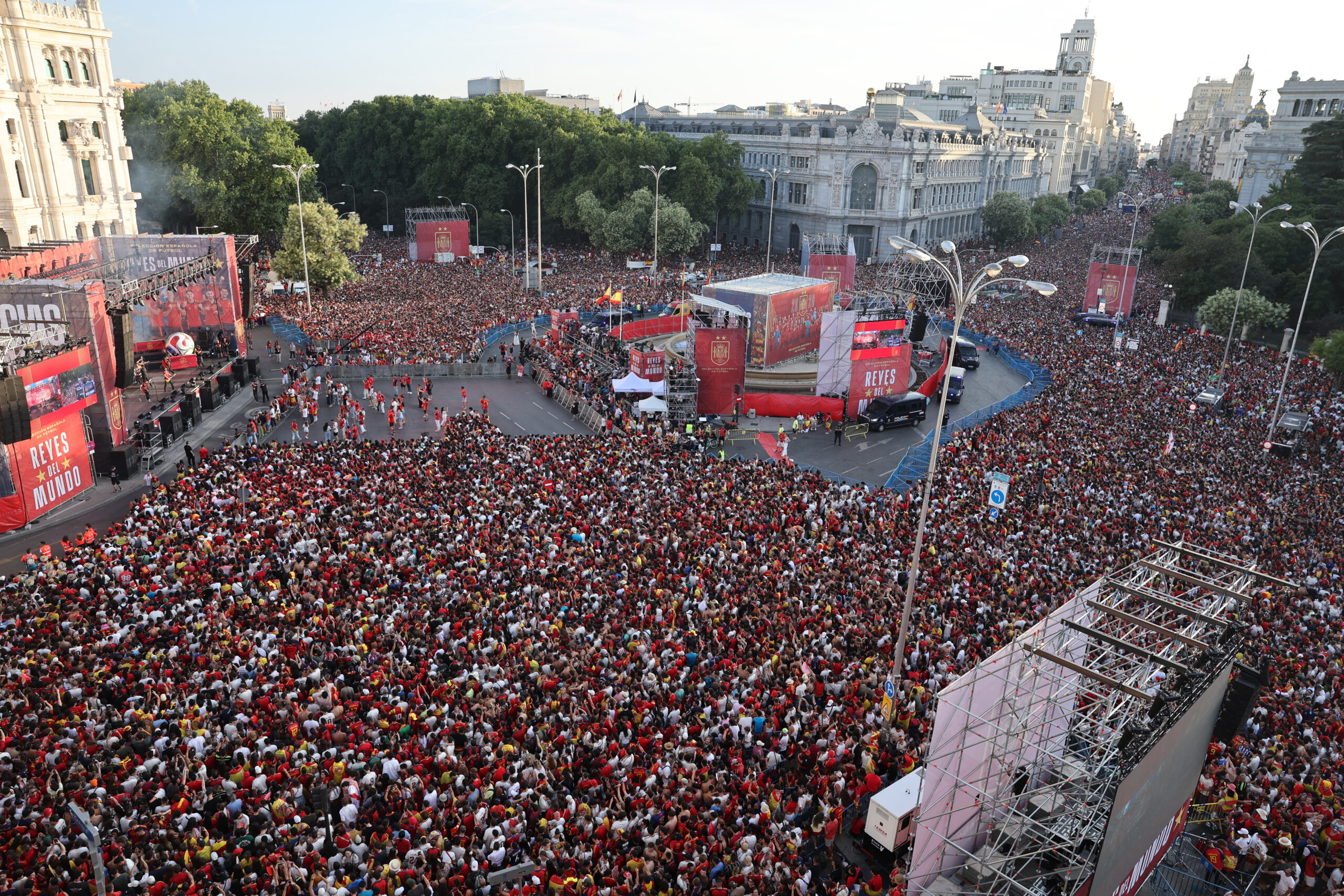Soccer Football - FIFA World Cup 2026 - Spain Victory Parade - Madrid, Spain - July 20, 2026 Spain fans gather at Cibeles Square in Madrid during the victory parade as they celebrate after winning the World Cup REUTERS