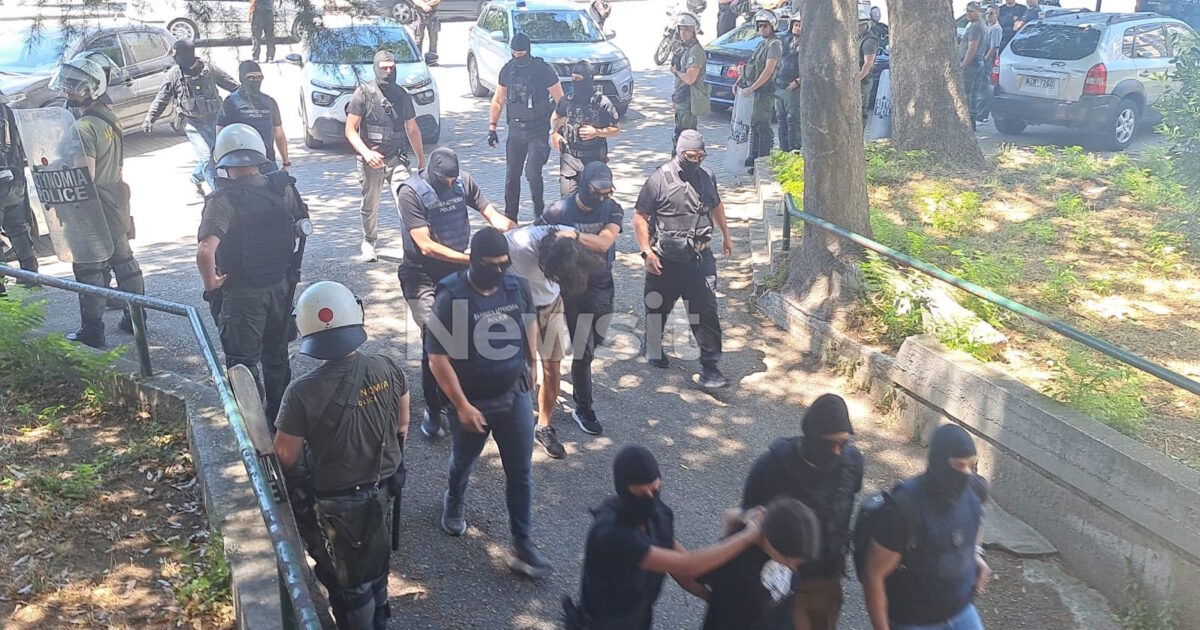 Θεσσαλονίκη: Στα δικαστήρια οι συλληφθέντες για την δολοφονία της Βάγιας Νέστορα – Ισχυρές αστυνομικές δυνάμεις στο σημείο
