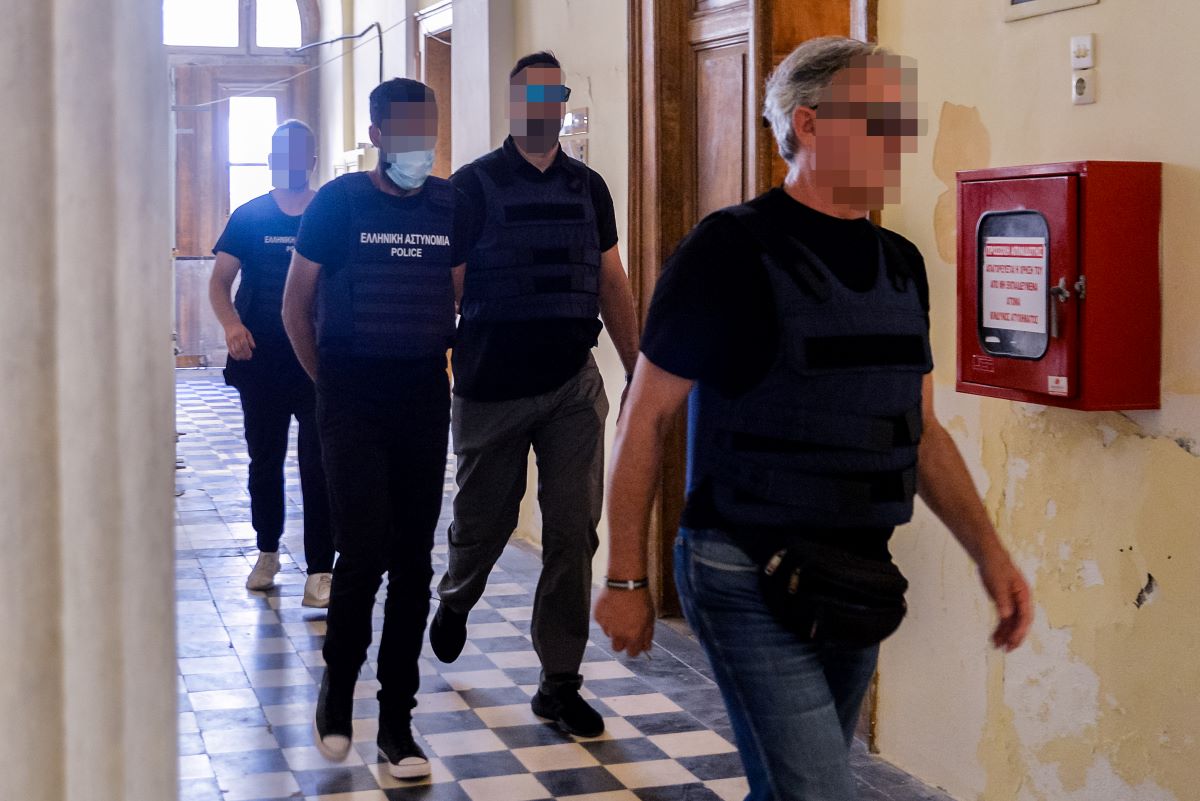 Σύρος: Νέα αυτοψία πριν την απολογία των κατηγορούμενων - «Το χτύπημα δεν ήταν άμυνα, αλλά αντεπίθεση» λέει η δικηγόρος της οικογένειας της διασώστριας