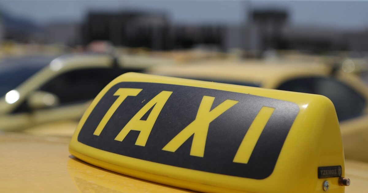 Χειροπέδες σε 21χρονο οδηγό ταξί – Χρέωσε 175 ευρώ για διαδρομή από το «Ελευθέριος Βενιζέλος» στο κέντρο της Αθήνας