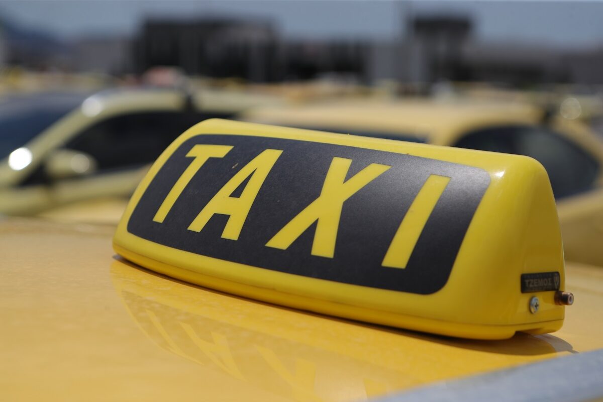 Χειροπέδες σε 21χρονο οδηγό ταξί - Χρέωσε 175 ευρώ για διαδρομή από το «Ελευθέριος Βενιζέλος» στο κέντρο της Αθήνας