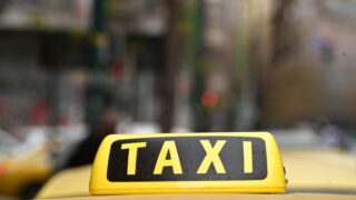 Απεργιακή συγκέντρωση αυτοκινητιστών ταξί της Αττικής, στα γραφεία του ΣΑΤΑ και πορεία στην πλατεία Συντάγματος, Τετάρτη 18 Μαρτίου 2026. Οι επαγγελματίες αυτοκινητιστές αντιδρούν σε διατάξεις του νομοσχεδίου για την ηλεκτροκίνηση και ξεκίνησαν εικοσιτετράωρες, επαναλαμβανόμενες απεργιακές κινητοποιήσεις. Ανάμεσα στα αιτήματά τους είναι η παράταση του μέτρου για την ηλεκτροκίνηση που προωθεί το αρμόδιο υπουργείο μέχρι το 2035, καθότι υποστηρίζουν πως είναι πολύ ακριβά τα οχήματα και δεν υπάρχουν και οι υποδομές ώστε να καλυφθούν οι ανάγκες αυτών των οχημάτων. Στο επίκεντρο της αντιπαράθεσης με την κυβέρνηση είναι και το άρθρο 52 που αφορά τα επιβατικά ιδιωτικής χρήσης με οδηγό. Οι εκπρόσωποι των ταξί υποστηρίζουν πως αυτή η ρύθμιση, ανοίγει το δρόμο σε εταιρείες ενοικιαζομένων με οδηγό, δημιουργώντας, όπως λένε, συνθήκες αθέμιτου ανταγωνισμού καθώς θα πραγματοποιούν αστικές κούρσες. (ΤΑΤΙΑΝΑ ΜΠΟΛΑΡΗ/EUROKINISSI)