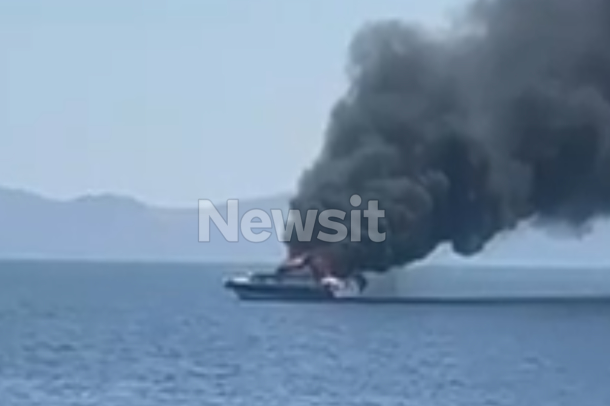 Το ταχύπλοο που έπιασε φωτιά στη Βουλιαγμένη
