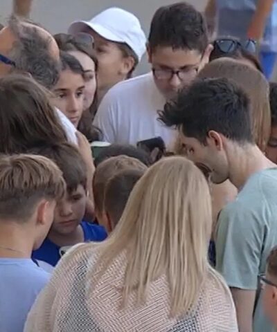 Ο Μίλτος Τεντόγλου δεν σταμάτησε να υπογράφει αυτόγραφα μετά την ισοφάριση του πανελληνίου ρεκόρ στο μήκος