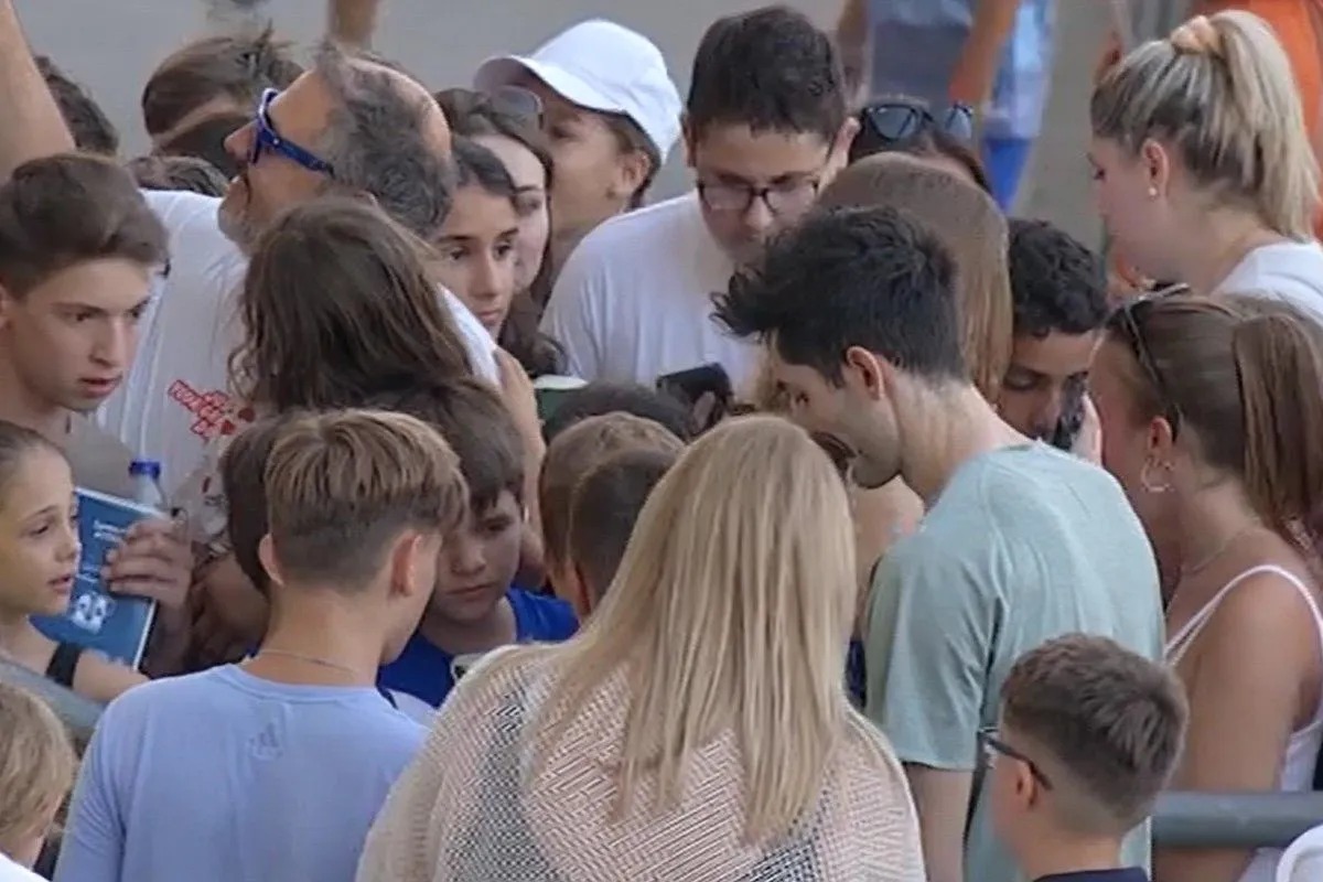 Ο Μίλτος Τεντόγλου δεν σταμάτησε να υπογράφει αυτόγραφα μετά την ισοφάριση του πανελληνίου ρεκόρ στο μήκος
