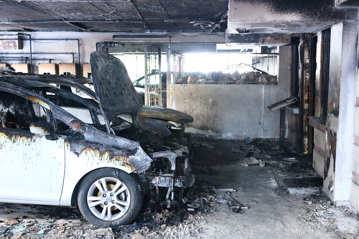 Αποκαΐδια στην πιλοτή της πολυκατοικίας μετά την επίθεση με γκαζάκια