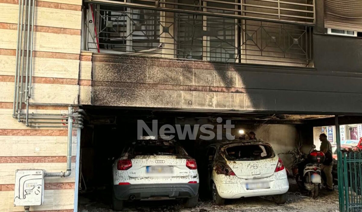 Σοβαρές ζημιές στα αυτοκίνητα της πυλωτής της πολυκατοικίας που βρέθηκε στο στόχαστρο των εμπρηστών