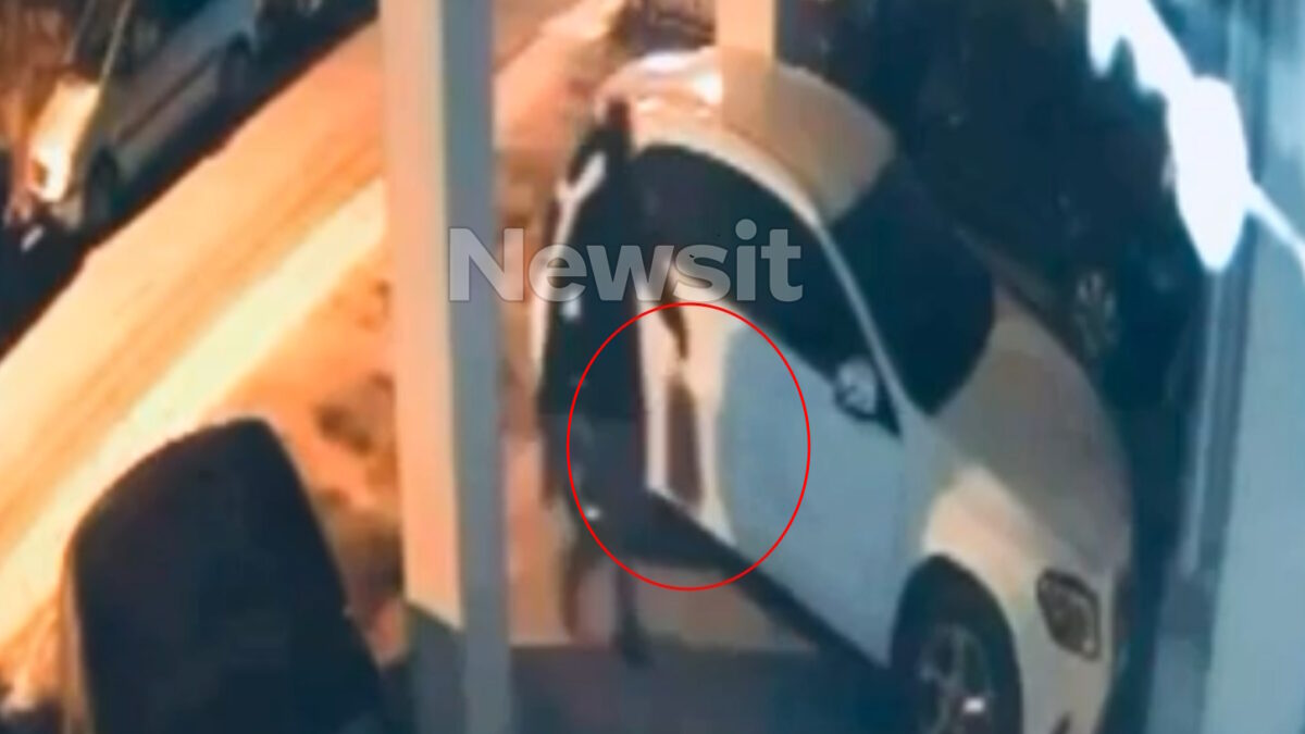 H στιγμή που ο δράστης αφήνει τον εκρηκτικό μηχανισμό στο σπίτι του πρώην βουλευτή της Νέας Δημοκρατίας, Σάββα Αναστασιάδη