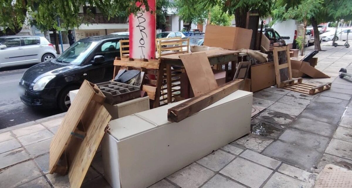 Τα έπιπλα που παράτησαν οι δύο 39χρονοι στο πεζοδρόμιο