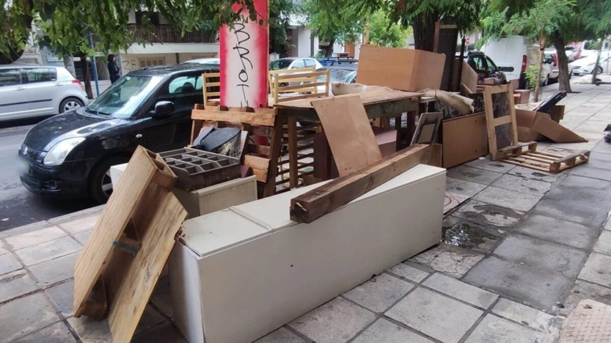 Τα έπιπλα που παράτησαν οι δύο 39χρονοι στο πεζοδρόμιο