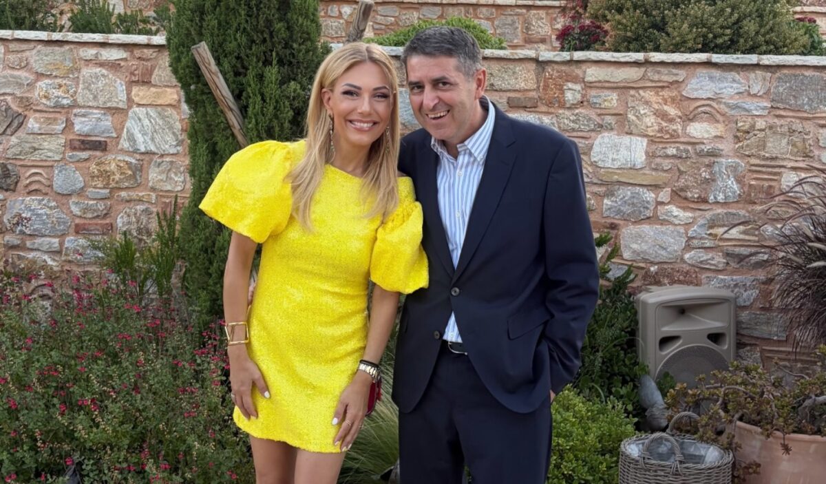 Η Τίνα Μεσσαροπούλου με τον Γιώργο Μυλωνάκη σε γάμο στα Σπάτα - Οι φωτογραφίες τους από το γλέντι