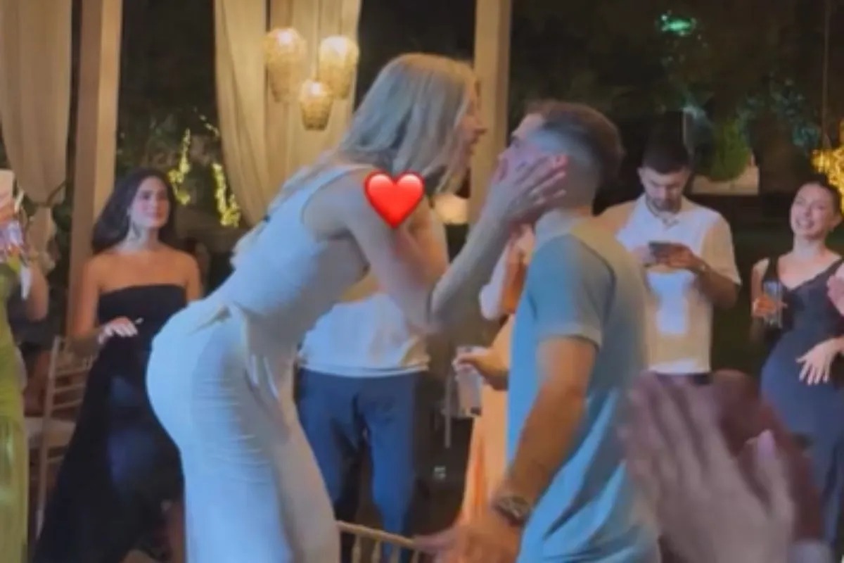 Ο Βασίλης Τολιόπουλος και η σύζυγός του Μαρία Χατζηπαρασίδου χόρεψαν «πότε Βούδας, πότε Κούδας» στη βάφτιση του γιου τους