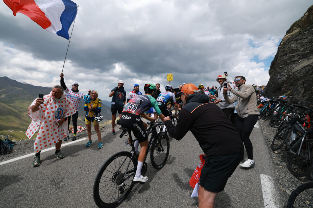 Tour de France: Ποδηλάτης συγκρούστηκε με αυτοκίνητο που πάτησε φρένο για να μην πατήσει θεατή