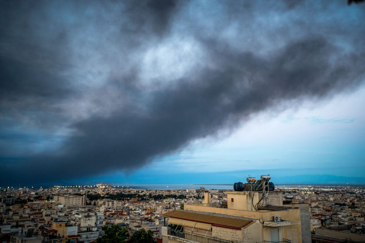 Φωτιά στο Ωραιόκαστρο: Τοξικό νέφος 20 χλμ «σκέπασε» την Θεσσαλονίκη - Δείτε βίντεο και φωτογραφίες