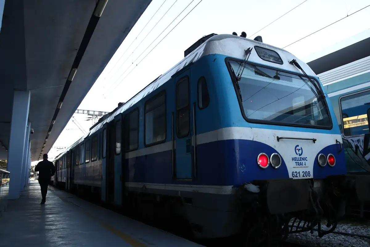 Φωτιά σε βαγόνι τρένου που ακινητοποιήθηκε στη Λάρισα, πολύωρη ταλαιπωρία για τους επιβάτες