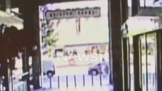 Η στιγμή που το τρόλεϊ συγκρούστηκε με το λεωφορείο