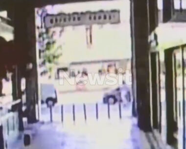 Η στιγμή που το τρόλεϊ συγκρούστηκε με το λεωφορείο