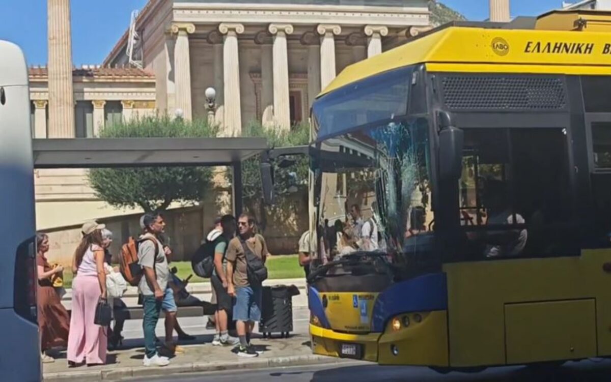 Πανεπιστημίου: Λεωφορείο συγκρούστηκε με τρόλεϊ – 4 τραυματίες και κυκλοφοριακό χάος