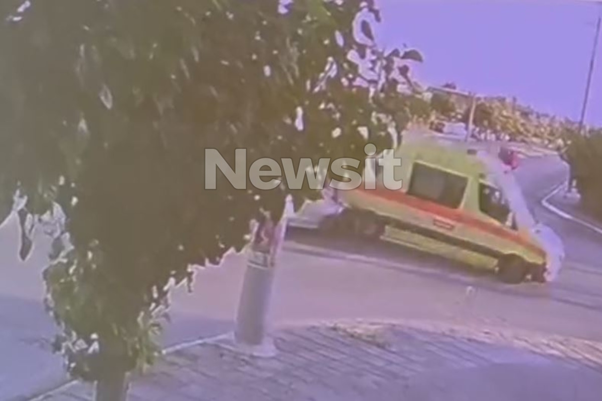 Τροχαίο στα Χανιά: Με κατάγματα σε πλευρά και πνευμοθώρακα ο διασώστης στο ασθενοφόρο που ντεράπαρε