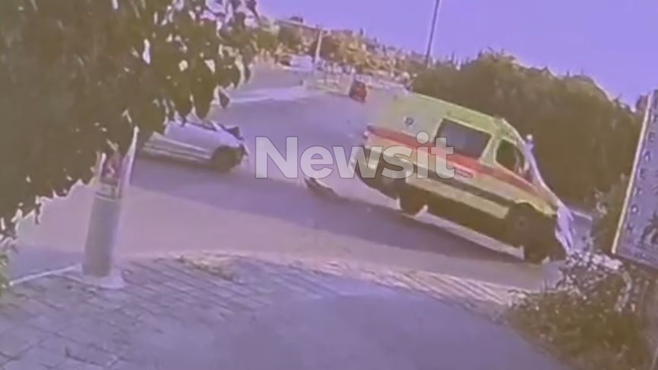 Τροχαίο στα Χανιά: Η στιγμή που το ασθενοφόρο ντεραπάρει μετά τη σύγκρουση με το αυτοκίνητο