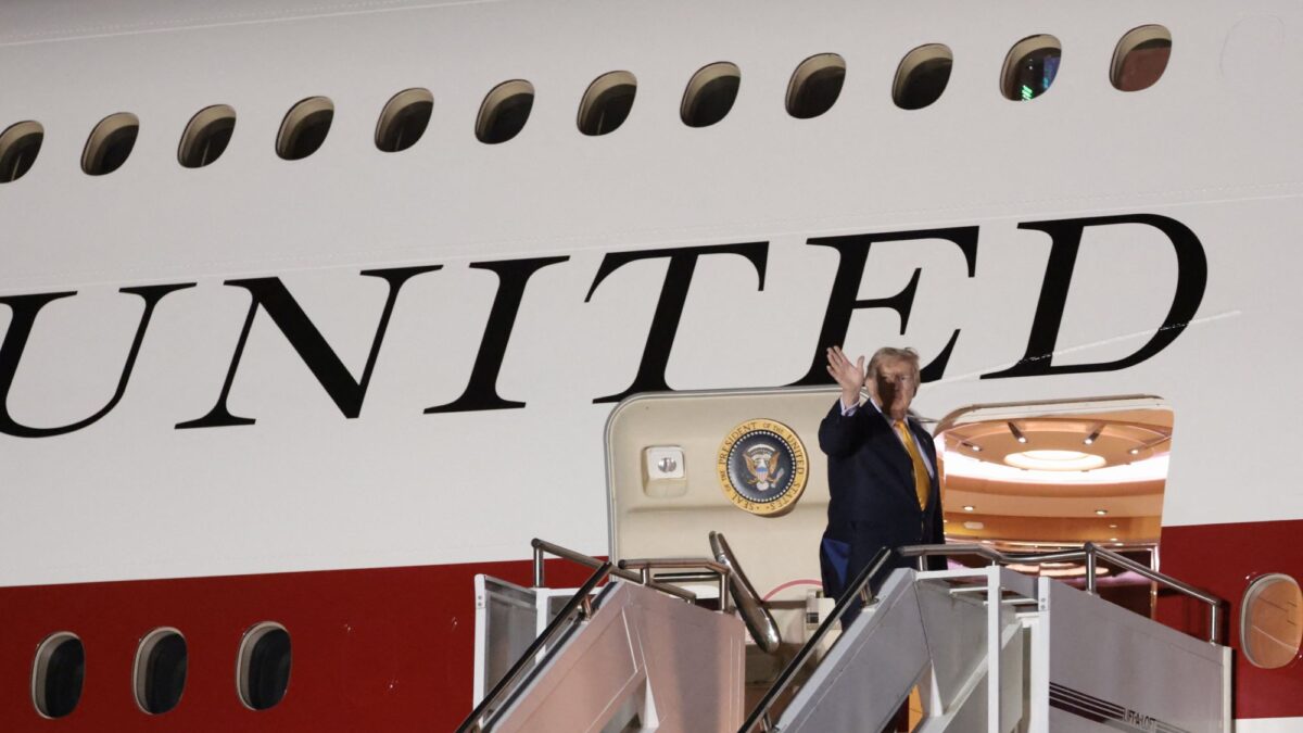 Ο Τραμπ επιβιβάζεται στο Air Force One