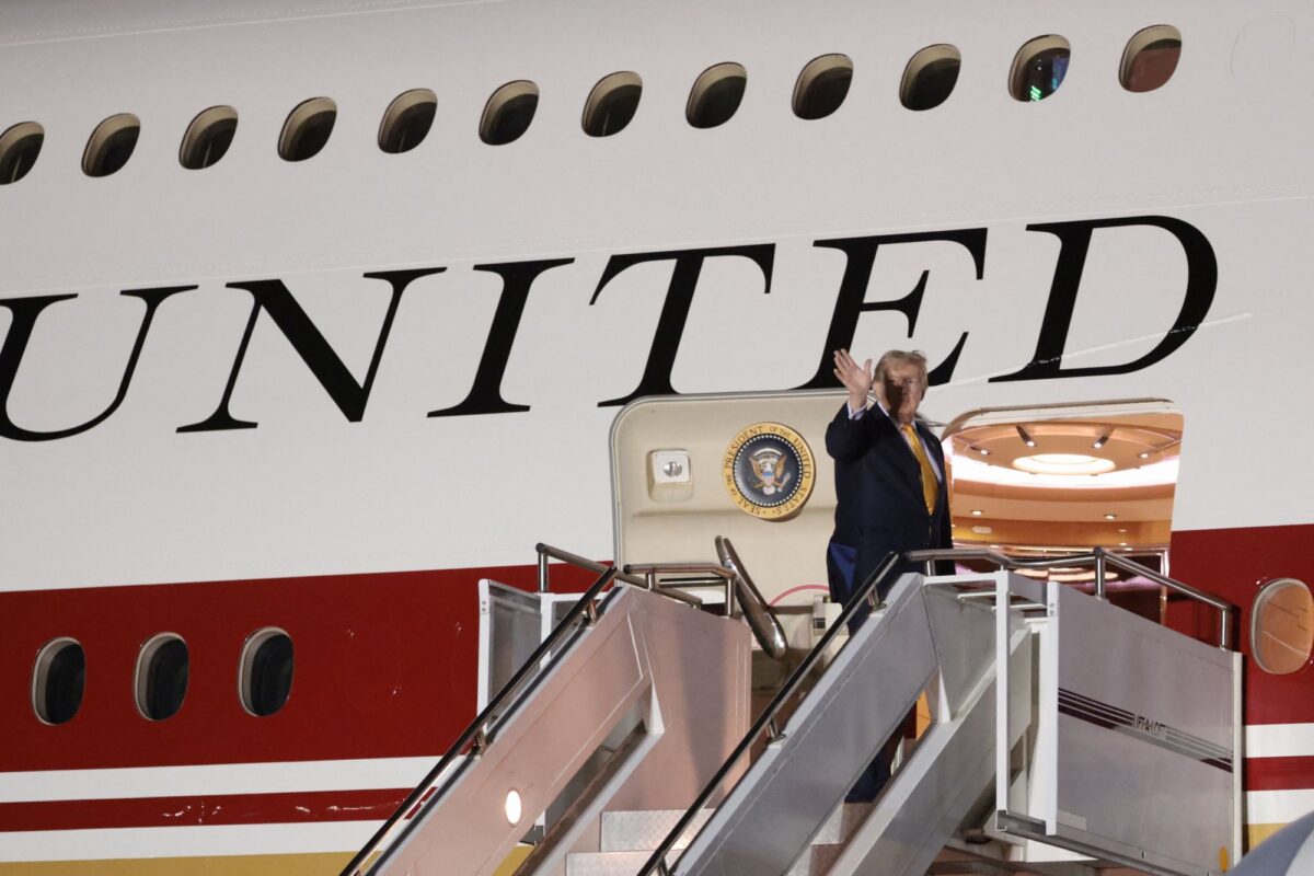 Ο Τραμπ επιβιβάζεται στο Air Force One