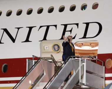 Ο Τραμπ επιβιβάζεται στο Air Force One