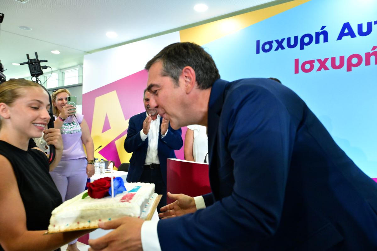 Αλέξης Τσίπρας: Η τούρτα έκπληξη στον πρόεδρο της ΕΛΑΣ και οι θερμές ευχές για τα γενέθλιά του