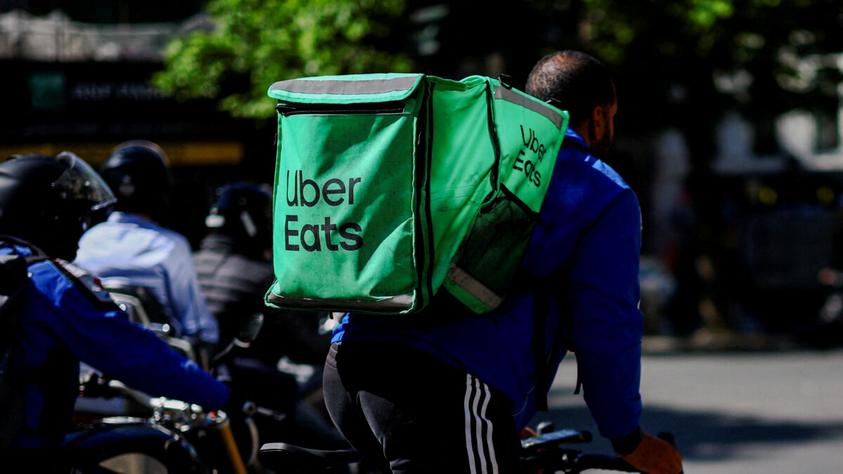 Διανομέας με σακίδιο της Uber Eats
