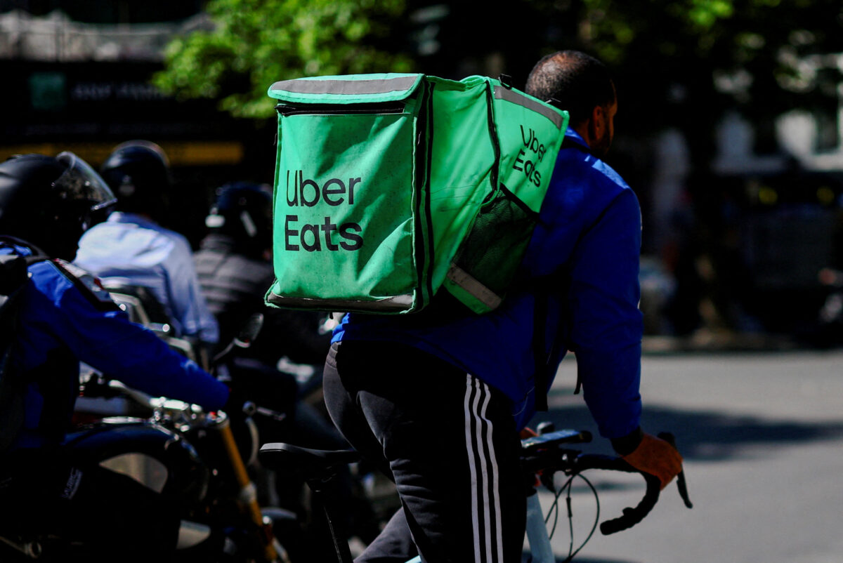 Διανομέας με σακίδιο της Uber Eats