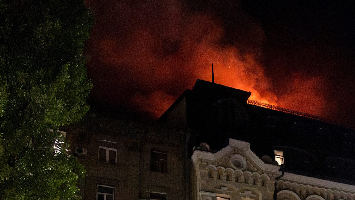 Συγκρότημα κατοικιών στις φλόγες μετά από ρωσική επίθεση στο Κίεβο