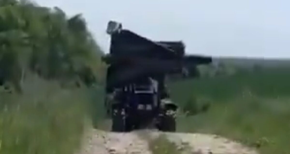 Ουκρανία: Αγρότης μετέφερε ρωσικό drone με τρακτέρ