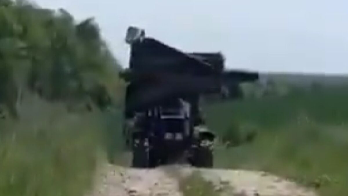 Αγρότης στην Ουκρανία μετέφερε ρωσικό drone με τρακτέρ