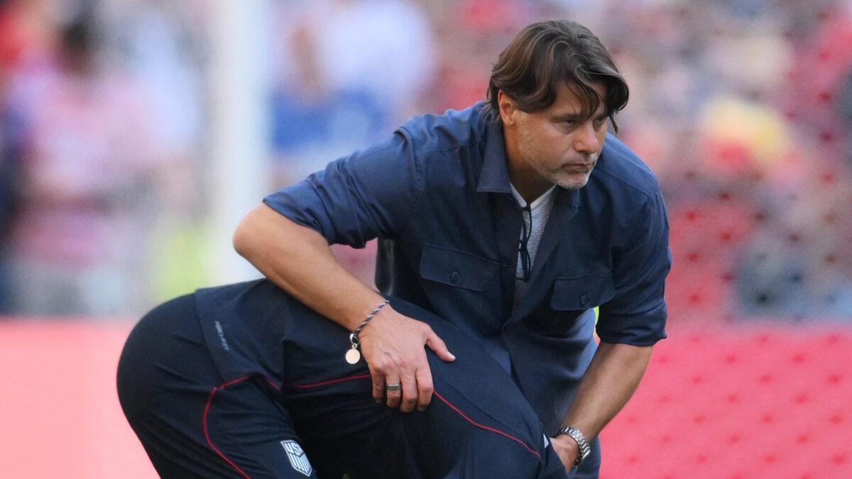 Ο Αργεντινός προπονητής της εθνικής ΗΠΑ, Mauricio Pochettino προσπαθεί να παρηγορήσει τον Chris Richards μετά τον αποκλεισμό από το Βέλγιο