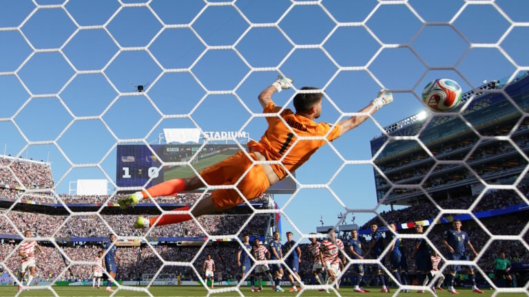 Ο Malik Tillman διαμορφώνει το τελικό 2-0 στο ματς των ΗΠΑ κόντρα στη Βοσνία