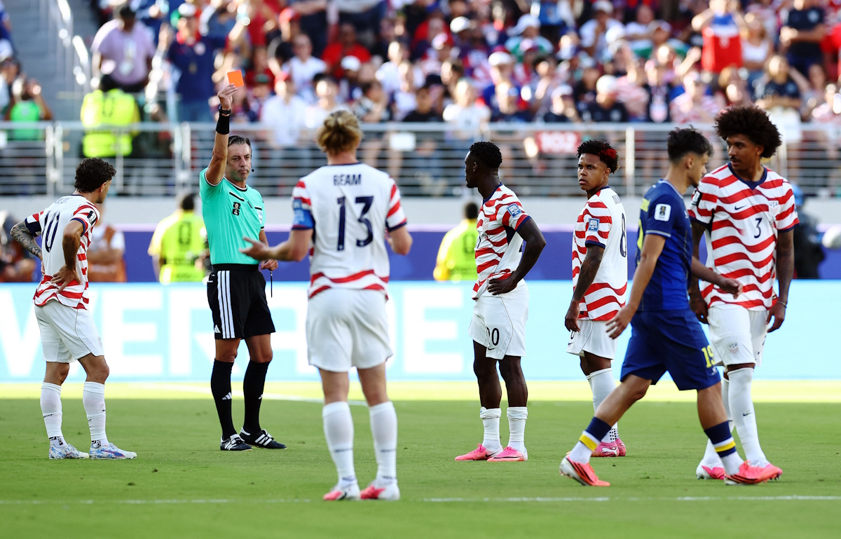 usa-bosnia9-02072026 Ο σκόρερ του 1-0, Folarin Balogun (Μ) βλέπει κόκκινη κάρτα από τον διαιτητή Raphael Claus / REUTERS / Φωτογραφία Phil Noble