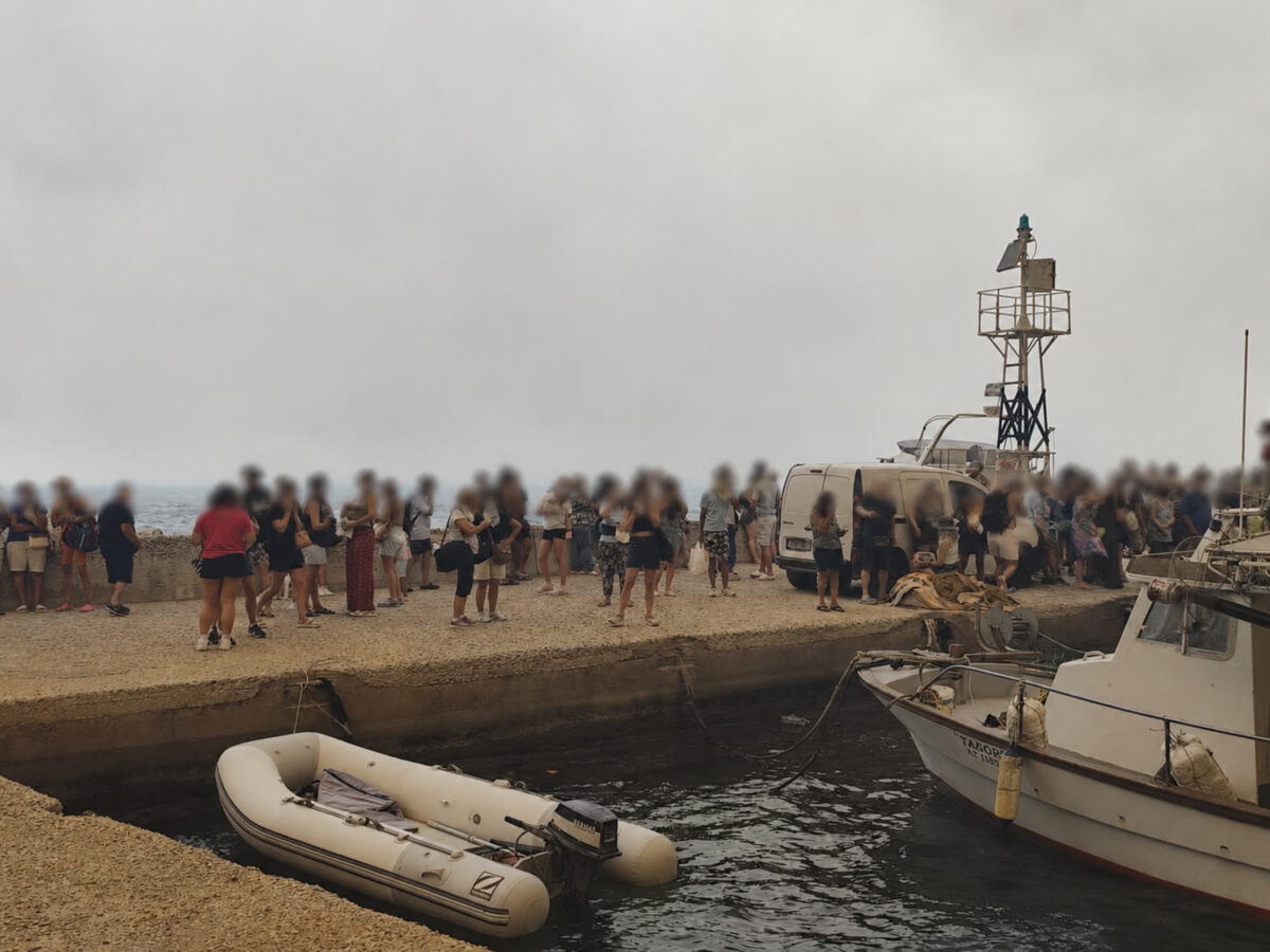 Πυρκαγιά σε αγροτοδασικη έκταση την ευρύτερη περιοχή της Δομβραίνας στην Βοιωτία. Η πυρκαγιά ξεκίνησε από την Ξηρονομή και λόγω των ισχυρών Βόρειων ανέμων επεκτάθηκε πρός Καλαμάκι και Αγιο Βασίλειο. Ισχυρές δυνάμεις επιχειρούν για την κατάσβεση.Εκκένωση από την θάλασσα στον παραθαλάσιο οικισμό του Αγιου Βασίλειου,  Παρασκευή 31 Ιουλίου 2026  (Γ.Τ ΠΥΡΟΣΒΕΣΤΙΚΟΥ ΣΩΜΑΤΟΣ