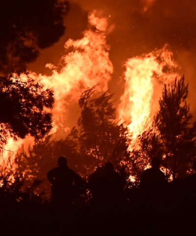 Φωτιά σε δάσος στη διάρκεια πολύ ισχυρών ανέμων
