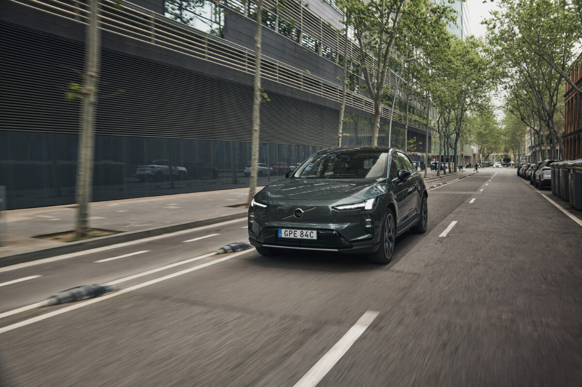 Η Volvo ξεκινά τις παραδόσεις του νέου, πλήρως ηλεκτρικού EX60