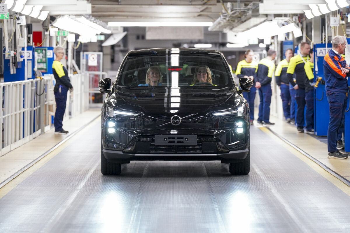 Η Volvo φέρνει επανάσταση: Η συγκλονιστική άφιξη του νέου EX60 ηλεκτρικού που αλλάζει τα δεδομένα! 2 volvo-ex60-factory
