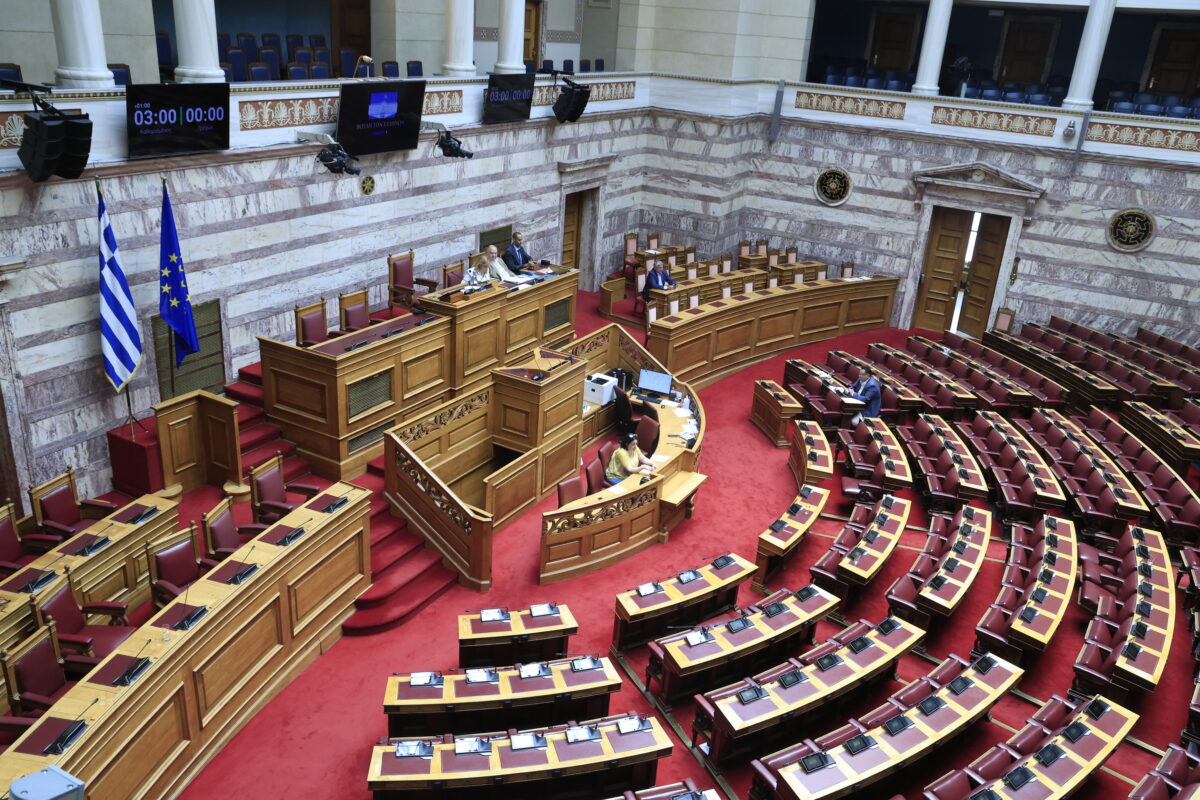 Βουλή: Σύγκρουση για τη βία και την τρομοκρατία με φόντο τις εμπρηστικές επιθέσεις στη Θεσσαλονίκη