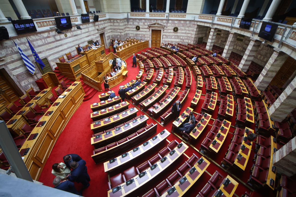 Συνταγματική Αναθεώρηση: Με τις ψήφους των βουλευτών της ΝΔ και ανεξάρτητων πέρασαν οι προτεινόμενες διατάξεις - «Παρών» από Μπακογιάννη στο άρθρο 30 για τον ΠτΔ