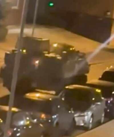 Το τεθωρακισμένο αφού έχει τρακάρει τα οχήματα