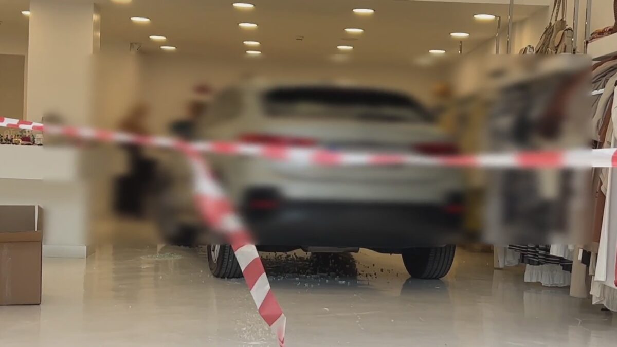 Οδηγός μπέρδεψε την όπισθεν με την πρώτη και καρφώθηκε σε τζαμαρία καταστήματος στα Βριλήσσια