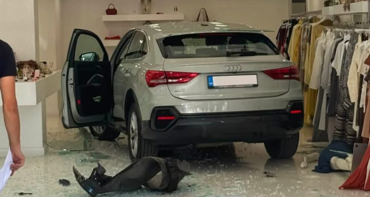 Βριλήσσια: Οδηγός αντί να βάλει όπισθεν κινήθηκε μπροστά και καρφώθηκε σε τζαμαρία καταστήματος