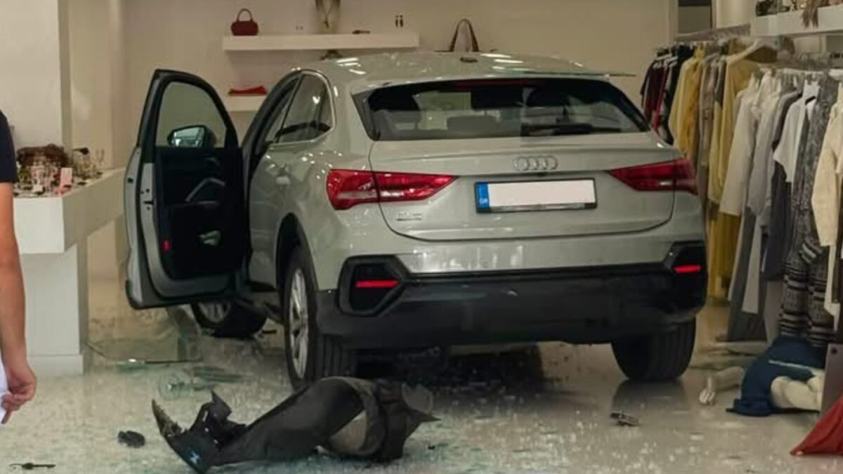 Οδηγός μπέρδεψε την όπισθεν με την πρώτη και καρφώθηκε σε τζαμαρία καταστήματος στα Βριλήσσια